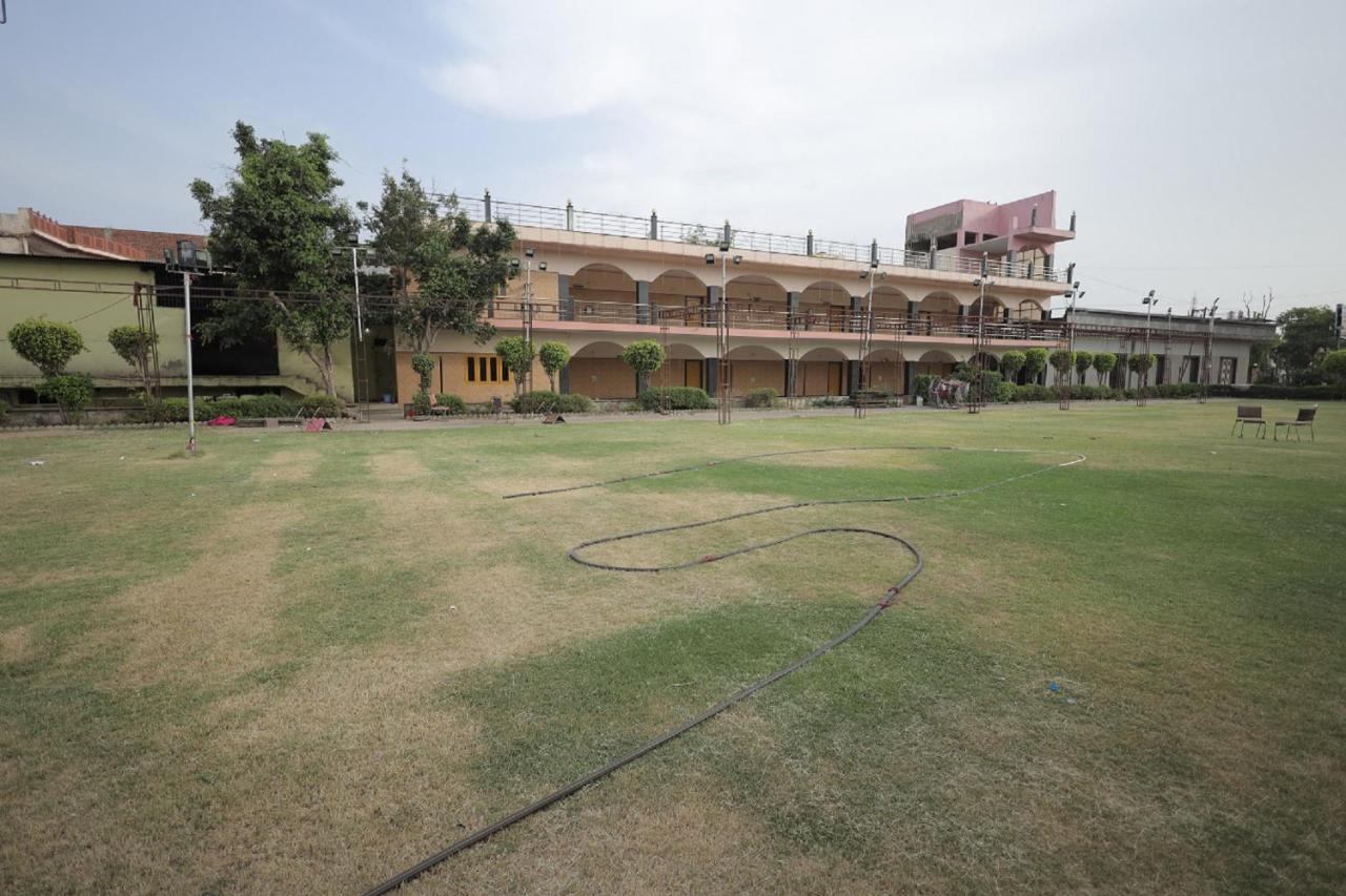 Hotel Mukund Dham-Near Mathura Railway Station Exterior photo