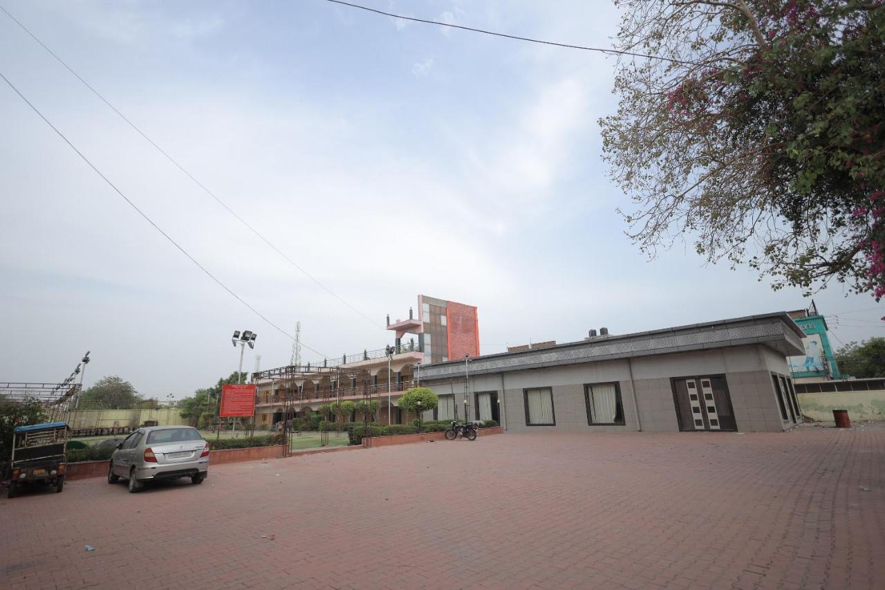 Hotel Mukund Dham-Near Mathura Railway Station Exterior photo