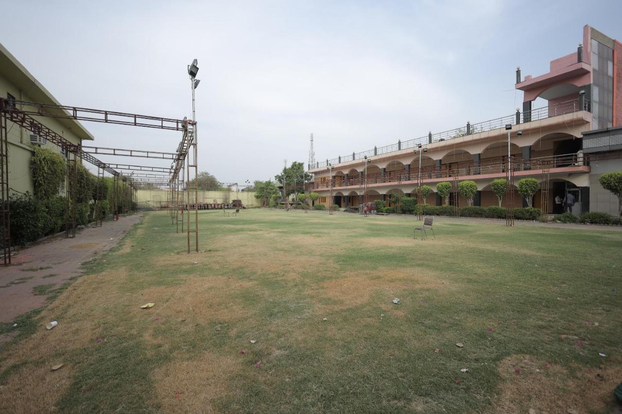 Hotel Mukund Dham-Near Mathura Railway Station Exterior photo