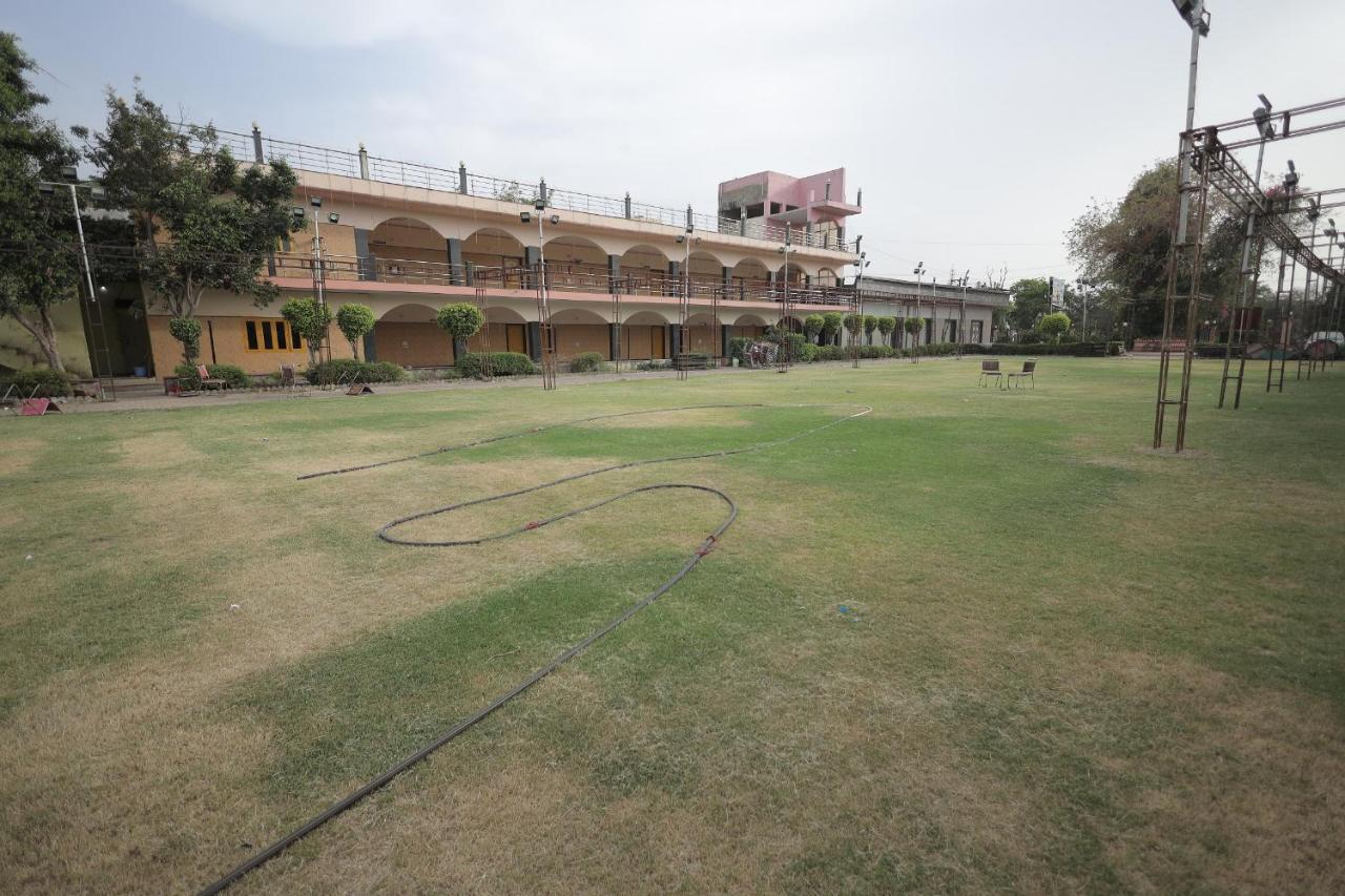 Hotel Mukund Dham-Near Mathura Railway Station Exterior photo